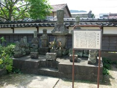 里見家のお墓です